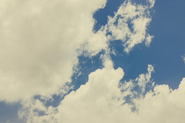 Ciel à midi au printemps