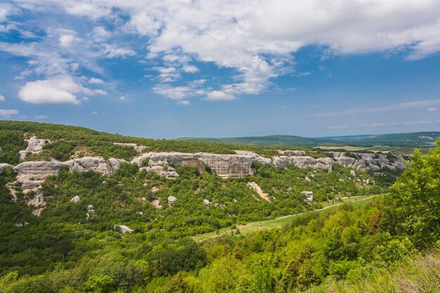 Ciel de montagnes et champs verts en Crimée