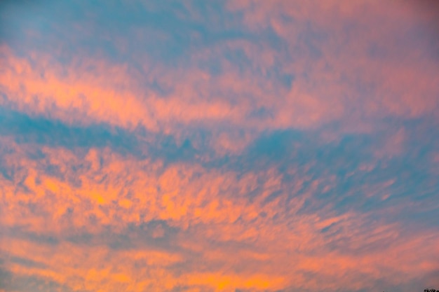 Un ciel multicolore idyllique à l'aube dans un cadre panoramique