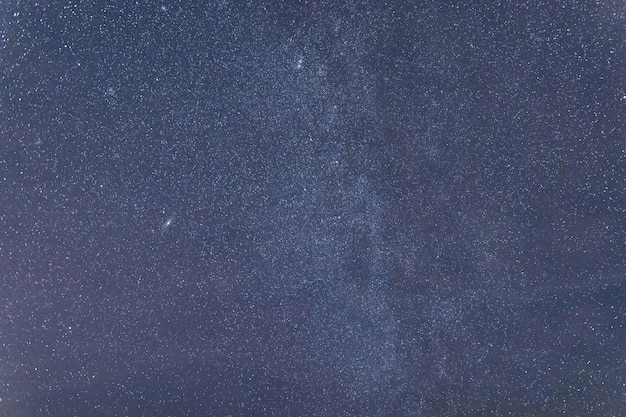 Ciel nocturne bleu foncé avec de nombreuses étoiles. Contexte du cosmos de la voie lactée Constellations Cassiopée, Céphée, Lacerta, Pégase, Andromède, Draco