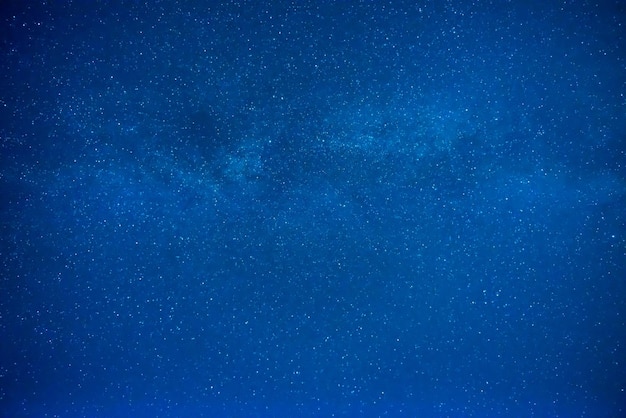 Ciel nocturne bleu foncé avec de nombreuses étoiles, fond de galaxie