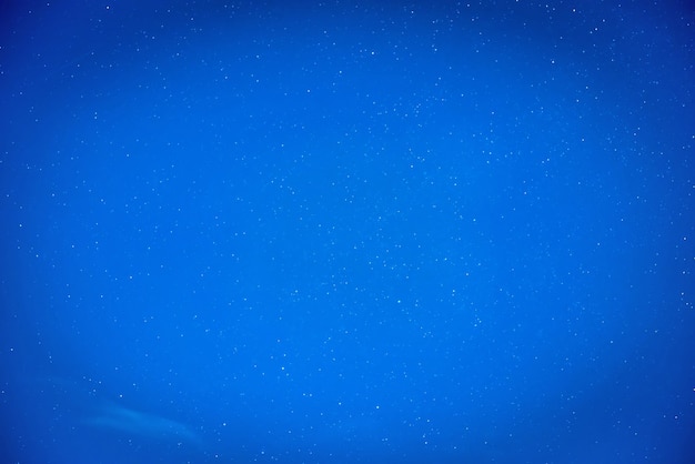 Ciel nocturne bleu foncé avec de nombreuses étoiles. Fond de la voie lactée