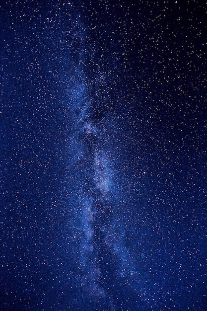 Ciel nocturne dans les montagnes. Voie Lactée. Millions d&#39;étoiles