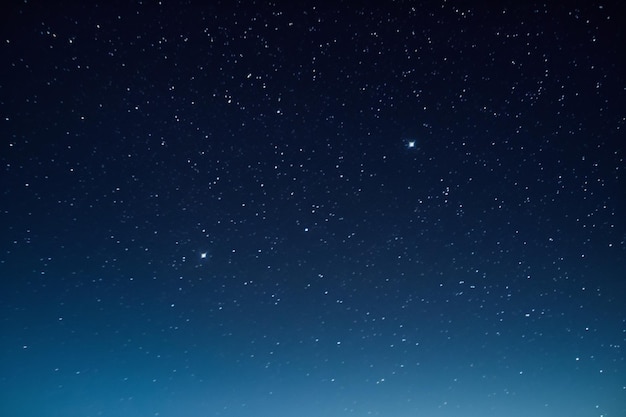 Un ciel nocturne étoilé avec des étoiles et la lune