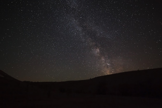 Ciel nocturne avec des étoiles brillantes. Vue de la Voie lactée.