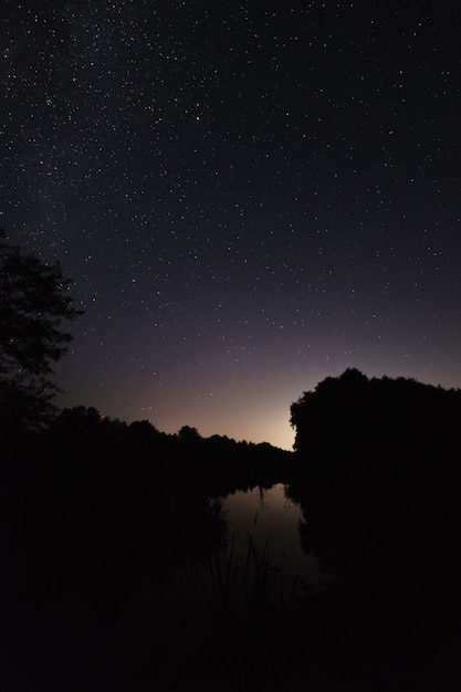 Ciel nocturne avec des étoiles brillantes