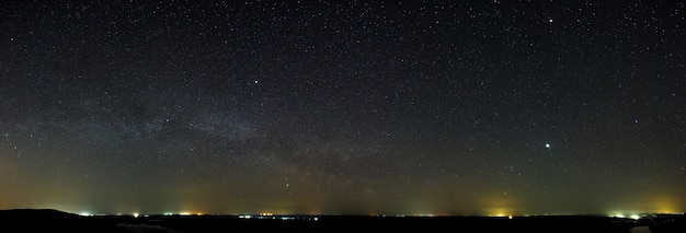 Ciel nocturne avec les étoiles de la Voie Lactée