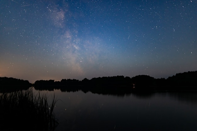 Ciel nocturne avec fond de nature ciel brillant