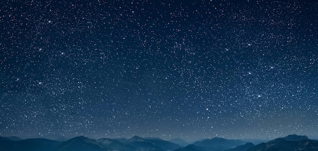 Ciel nocturne de milieux de montagne avec des étoiles et la lune et des nuages