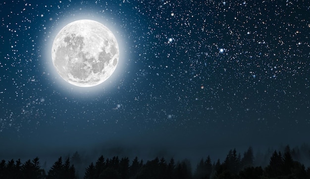 Ciel nocturne de milieux de montagne avec des étoiles et la lune et des nuages