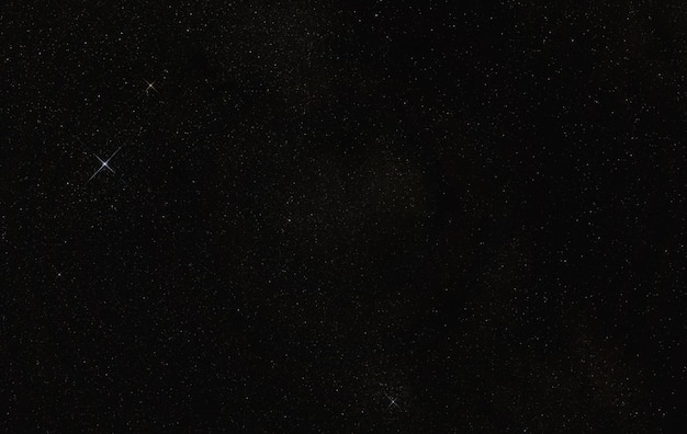 Ciel nocturne avec de nombreuses étoiles dans la zone près de la constellation d'Aquilla, des étoiles brillantes d'Altaïr et de Tarazed visibles à gauche