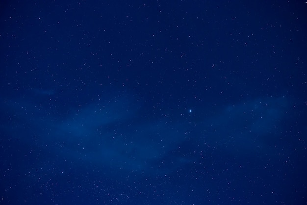 Ciel nocturne avec de nombreuses étoiles pour le fond