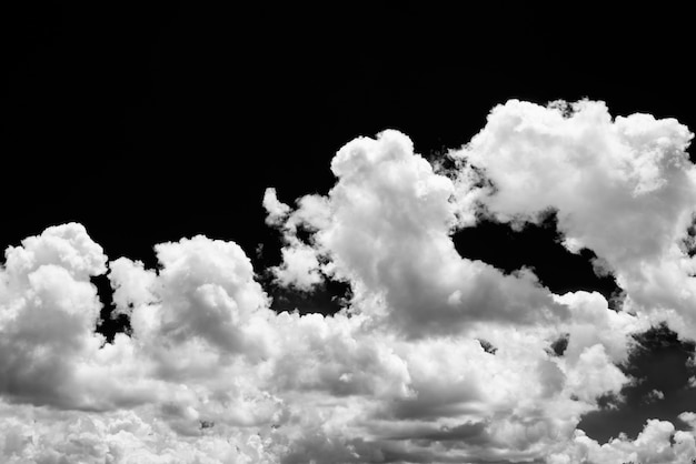 Photo ciel noir et nuages ​​blancs