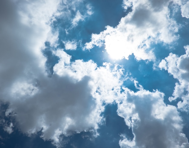 Ciel noir avec rayon de soleil éclater avec nuageux