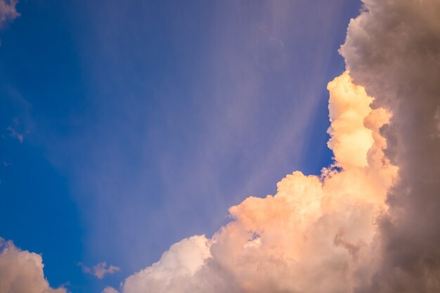 Ciel nuage or avec bleu merveilleux