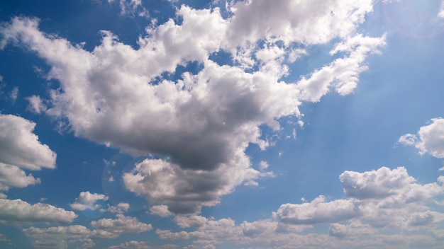 Ciel et nuage avec soleil flare Journée de beau temps