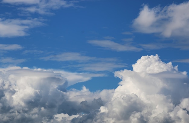 Ciel de nuage sombre grand