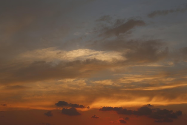 Ciel et nuages après le coucher du soleil vue sur le ciel crépusculaire pour la conception de paysages naturels