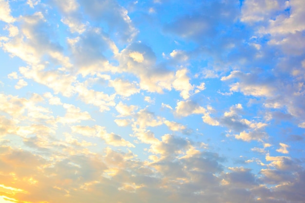 Ciel avec nuages au coucher du soleil, peut être utilisé comme arrière-plan