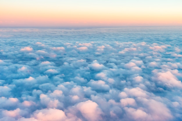 Ciel et nuages au coucher du soleil, vue aérienne d'avion