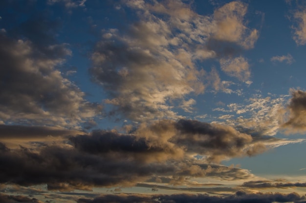 Ciel et nuages ​​au coucher du soleil