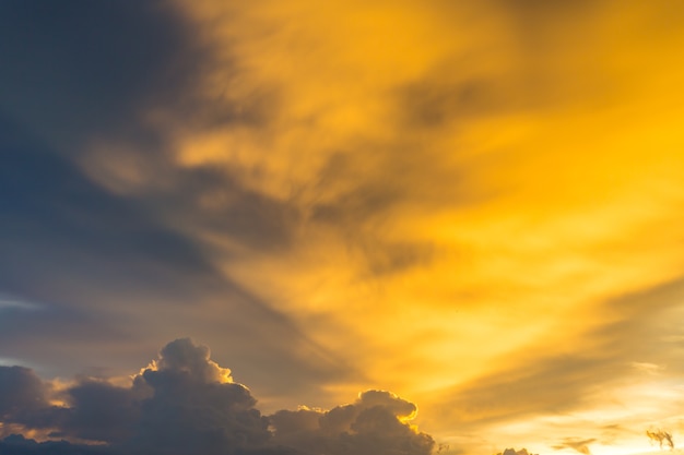 ciel et nuages ​​avant le coucher du soleil fond