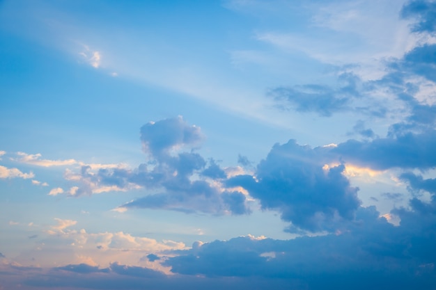 Ciel et nuages ​​avant fond coucher de soleil