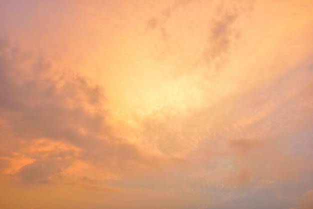 Le ciel avec des nuages ​​beau fond de coucher de soleil.