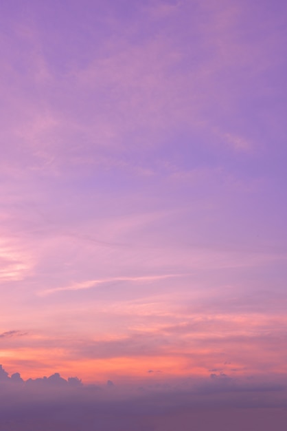 Le ciel avec des nuages ​​beau fond de coucher de soleil.