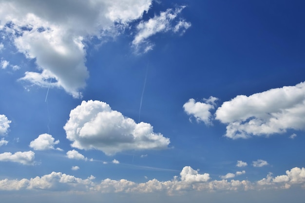 Ciel avec des nuages Beau fond naturel bleu