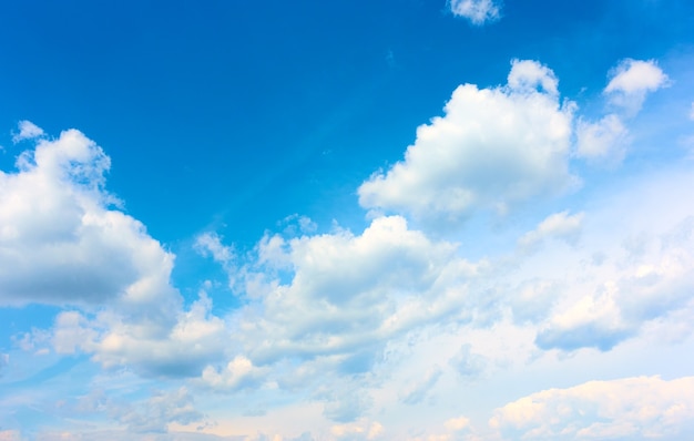 Ciel avec des nuages blancs en tas, peut être utilisé comme arrière-plan. Paysage nuageux