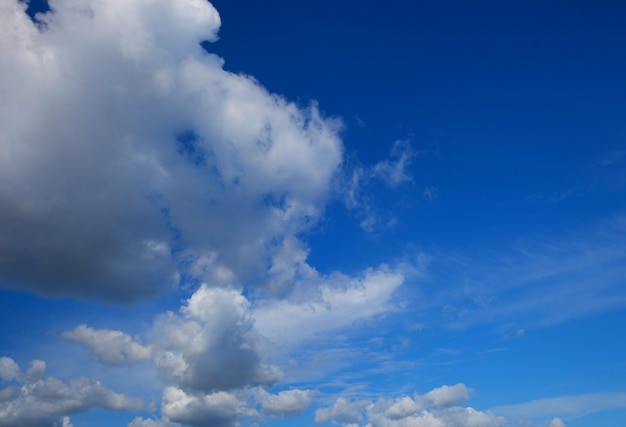 Ciel avec des nuages bleus et blancs à la lumière du jour