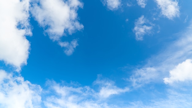 Ciel avec des nuages bleus et blancs moelleux