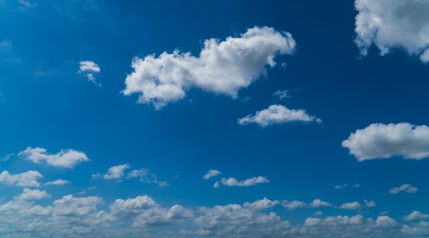 Ciel avec des nuages bleus et blancs moelleux