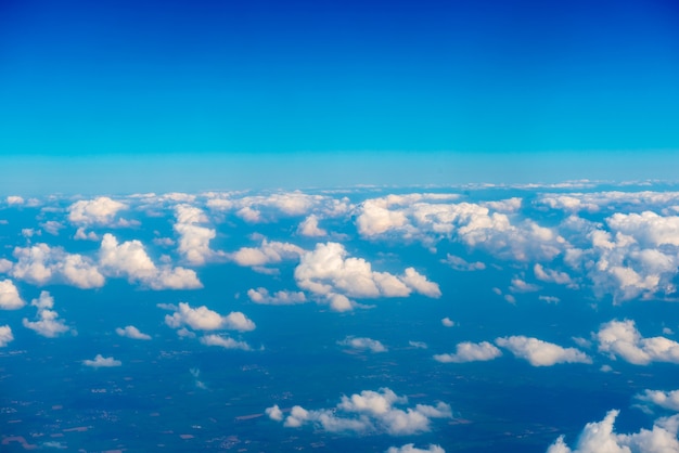 Ciel et nuages bleus. Fond naturel