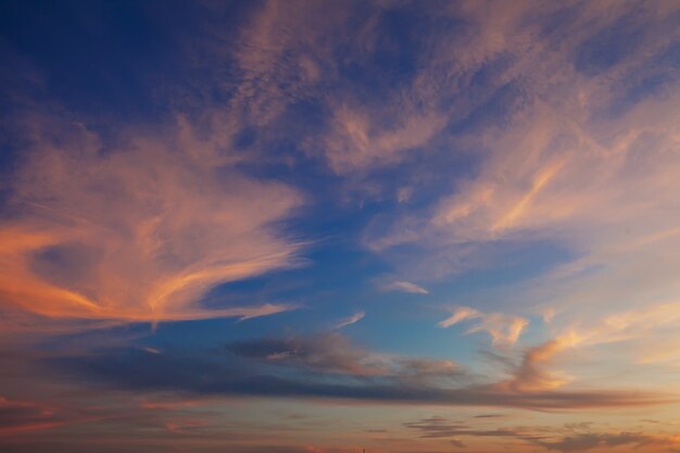 Le ciel et les nuages brillaient de soleil couchant