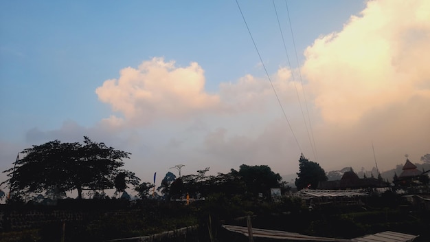 un ciel avec des nuages et un ciel bleu