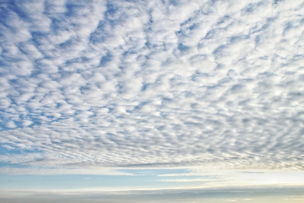 Un ciel avec des nuages et un ciel avec des nuages