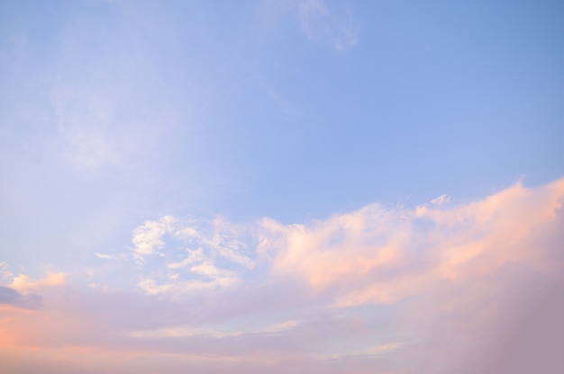 Le ciel et les nuages dans la journée sont magnifiques.