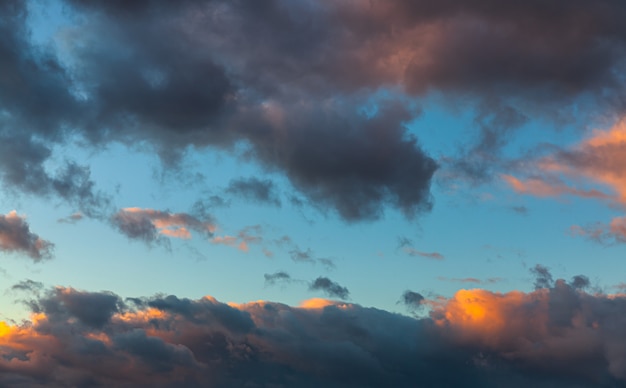 Ciel avec nuages dramatiques