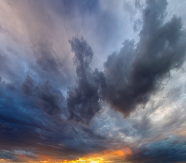 Le ciel avec des nuages est photographié en Russie au coucher du soleil