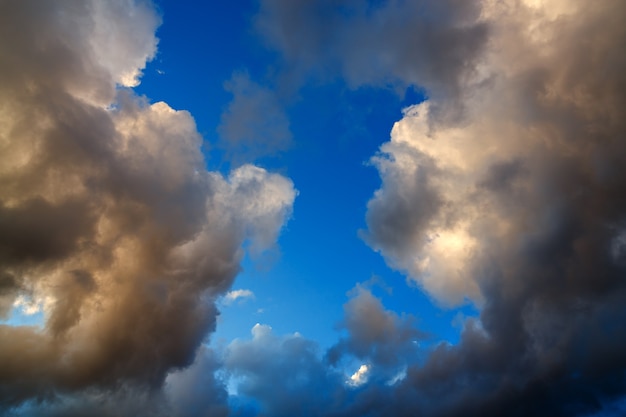 Le ciel avec des nuages est photographié en Russie pendant le coucher du soleil