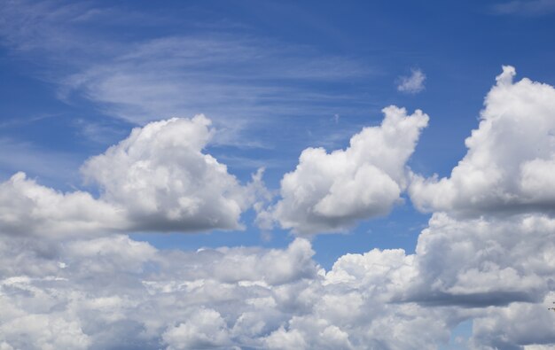 Ciel et nuages fantastiques et vintage dynamiques