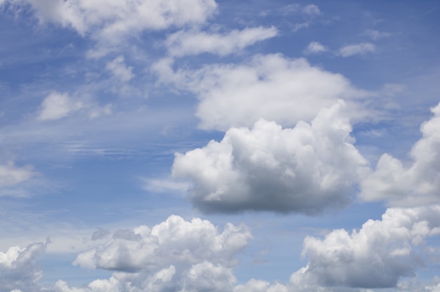 Ciel et nuages fantastiques et vintage dynamiques