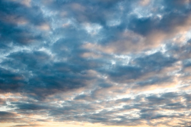 Le ciel nuages fond coucher de soleil