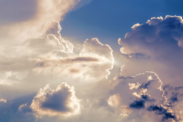 Ciel avec nuages et fond de soleil