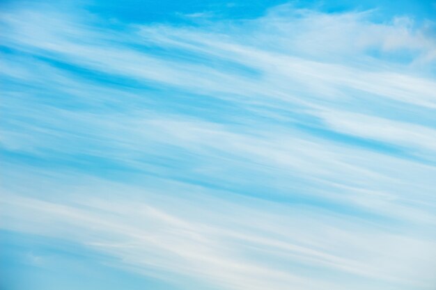 Un ciel avec des nuages inhabituels en forme de rayures diagonales