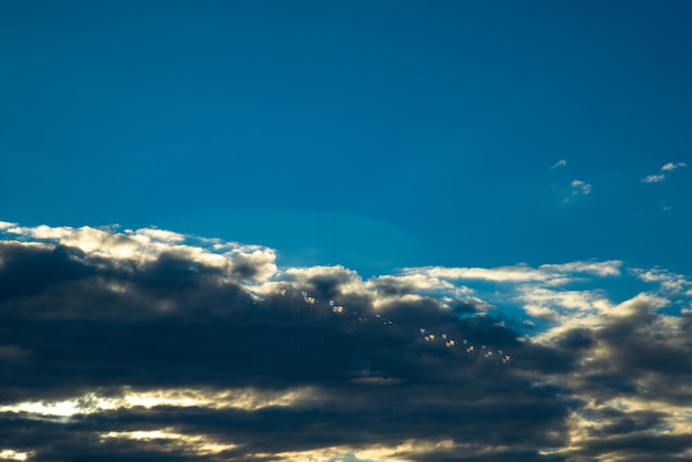 Ciel avec nuages lumière du soleil