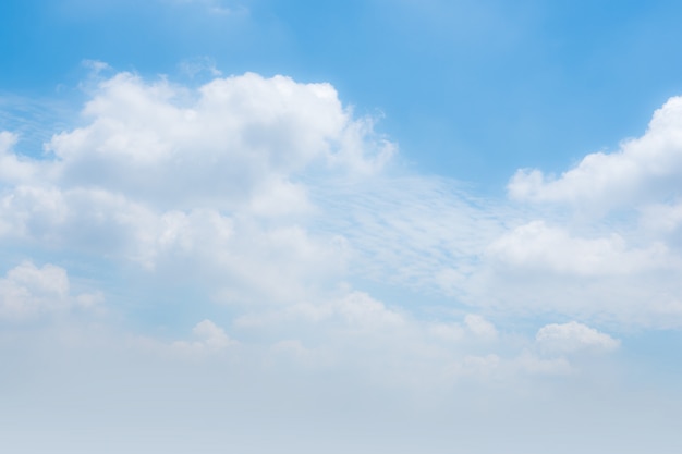 Le ciel et les nuages ​​le matin avant la pluie.