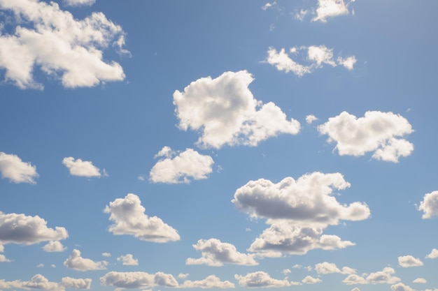 Ciel Les nuages Nuages duveteux dans un ciel bleu Paysage